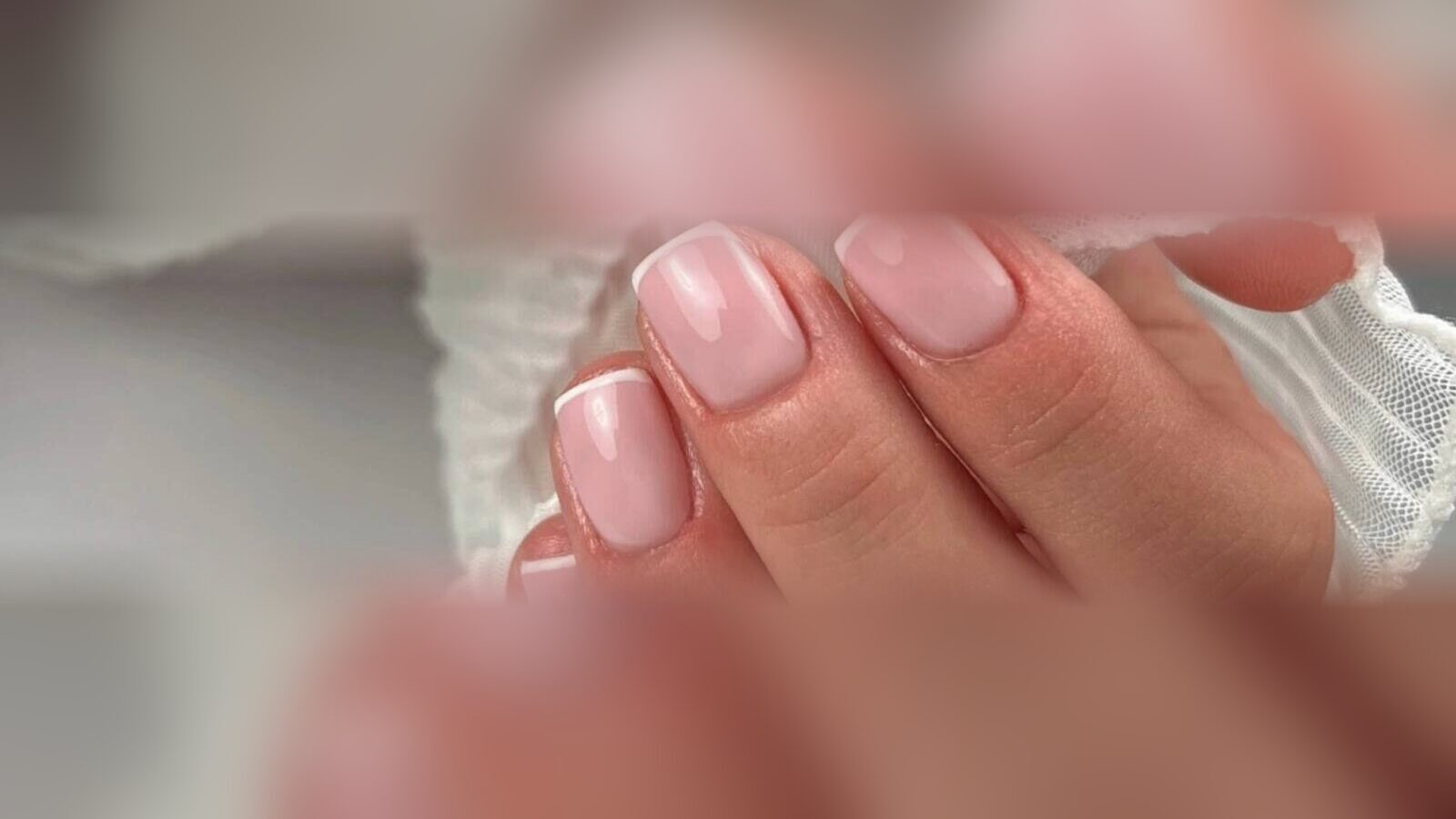 Zarte French-Nägel aus dem Nagelstudio Juliette Yazici in Bobingen