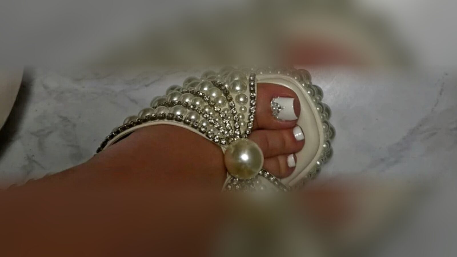 Gepflegte Pediküre mit weißem Nageldesign von Juliette Yazici